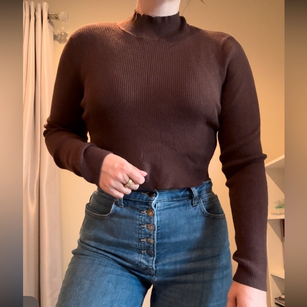 Cropped mockneck chocolate brown sweater